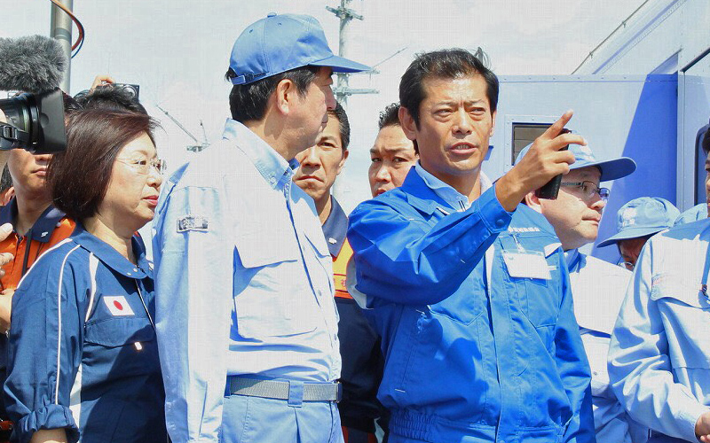 鬼怒川堤防破堤の現場に訪れた安倍総理大臣へ地元県議として説明